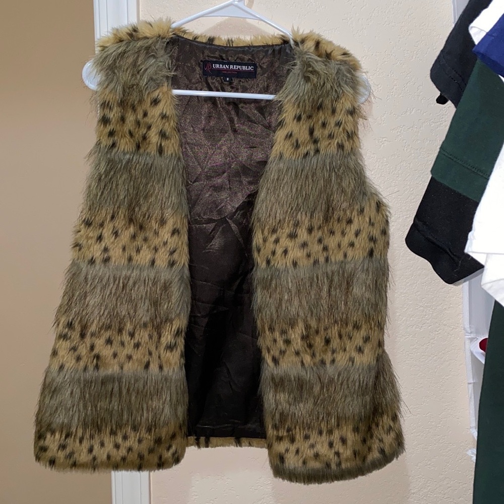 Sleeveless coat